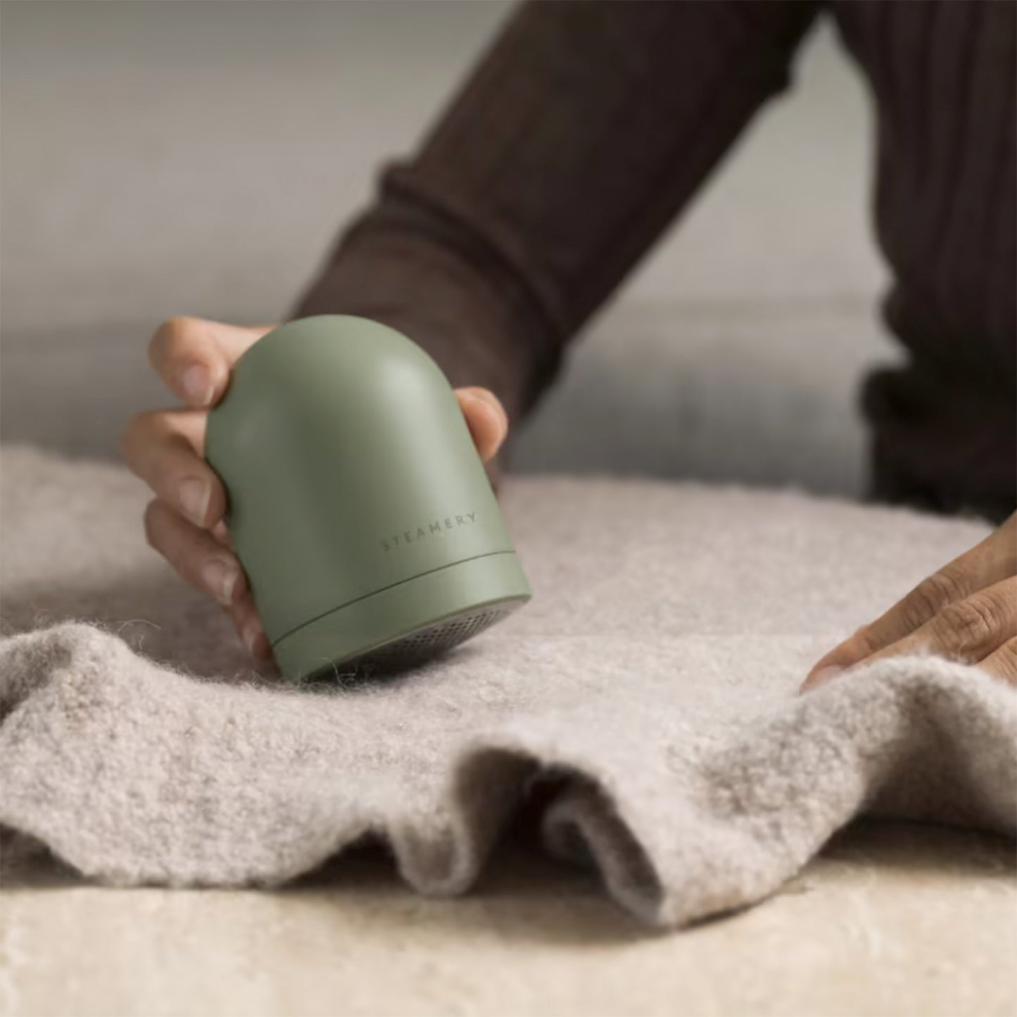 Using a sage Pilo 2 fabric shaver on a sweater