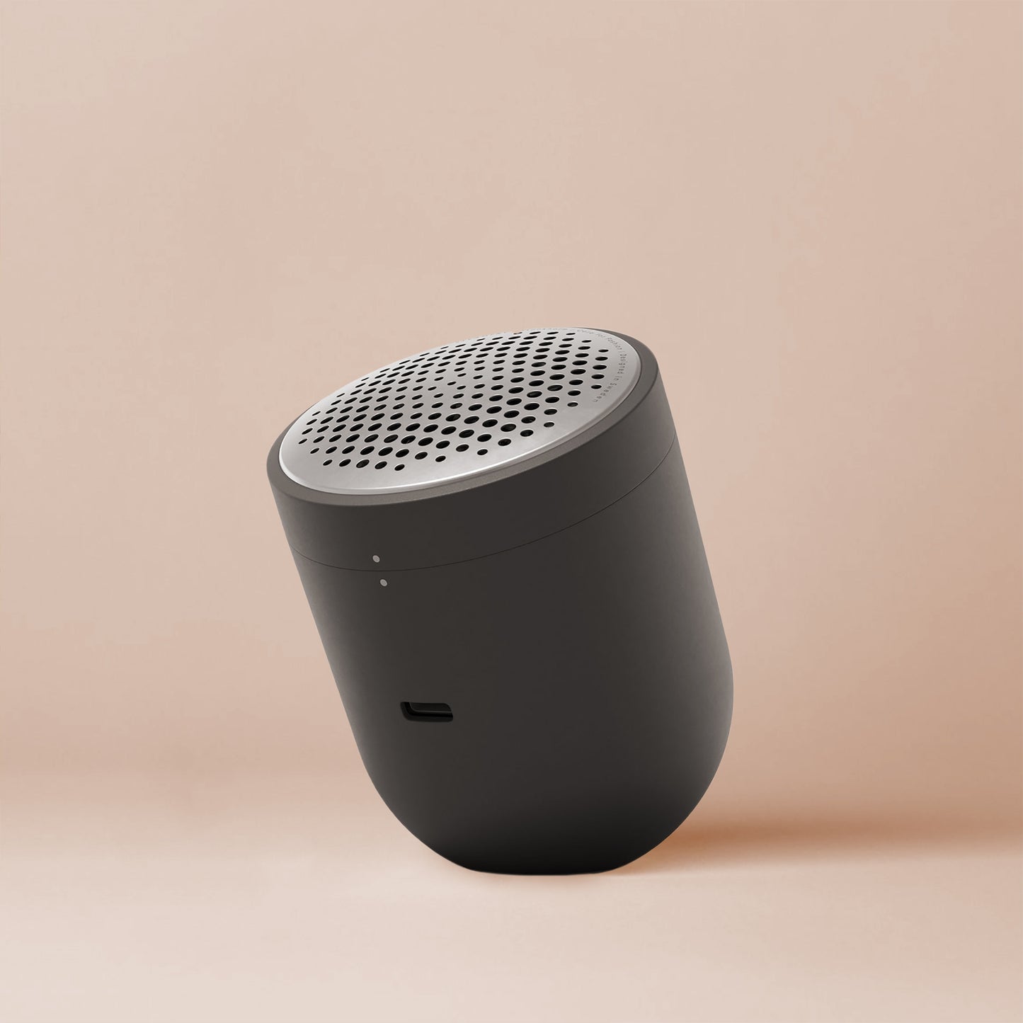 A dome shaped Pilo 2 fabric shaver in charcoal sits at an elegant angle