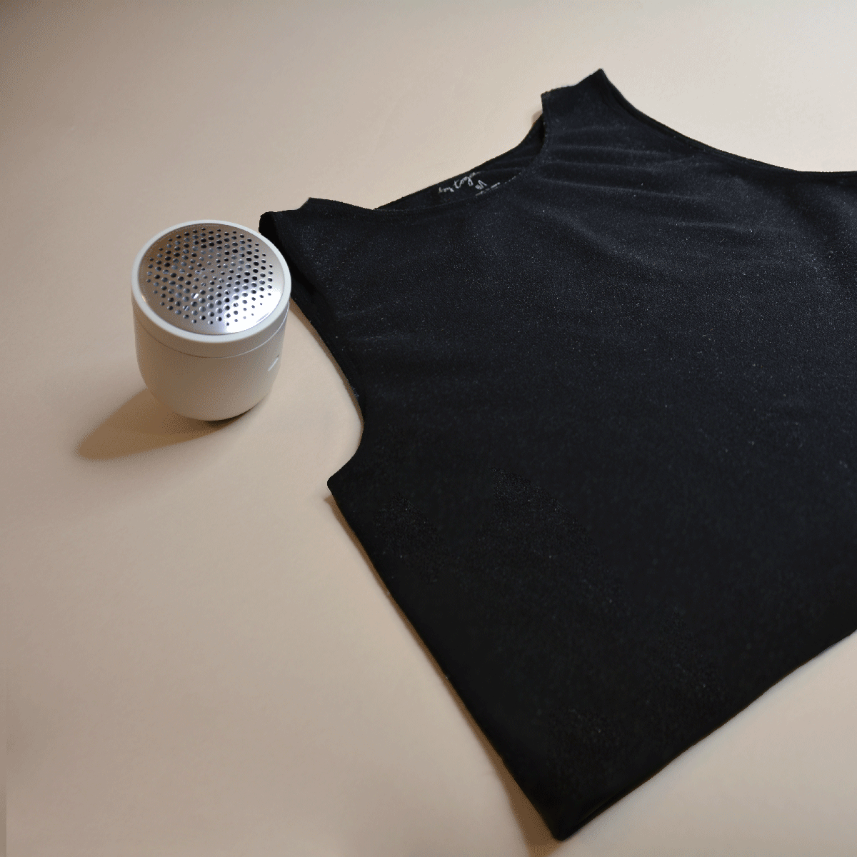 Before and after gif of a tank top that has been cleaned up with a fabric shaver
